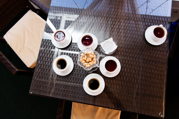 桌上放着几杯茶图片下载