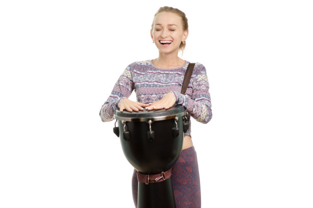 漂亮的女孩在弹djembe素材图片