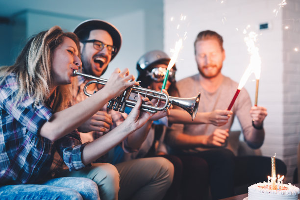 一群年轻快乐的朋友庆祝生日图片下载