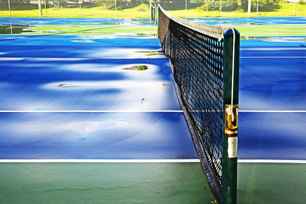 潮湿的网球场图片下载