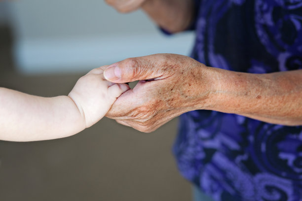 祖母和小孙女手牵着手图片下载