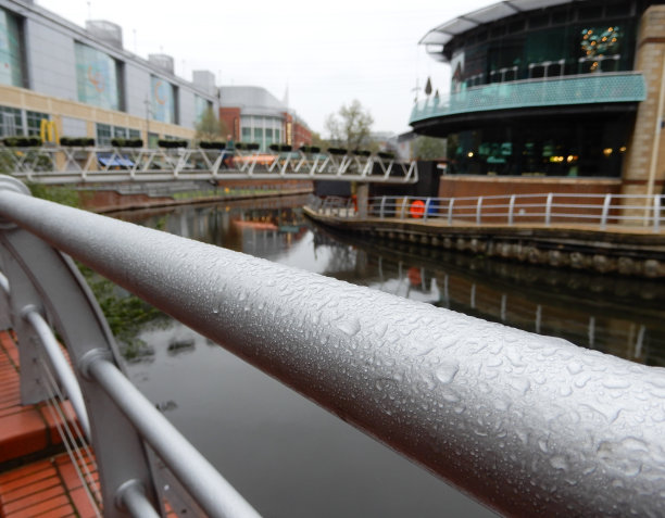 多雨的栏杆图片下载