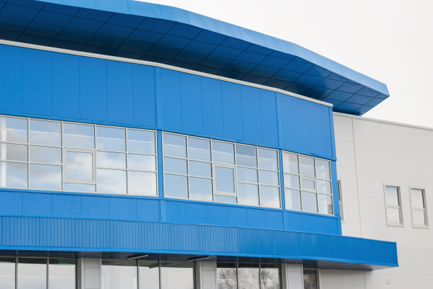 蓝色和白色的现代办公大楼的一部分。图片下载