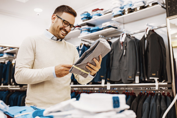 男人享受购物图片下载