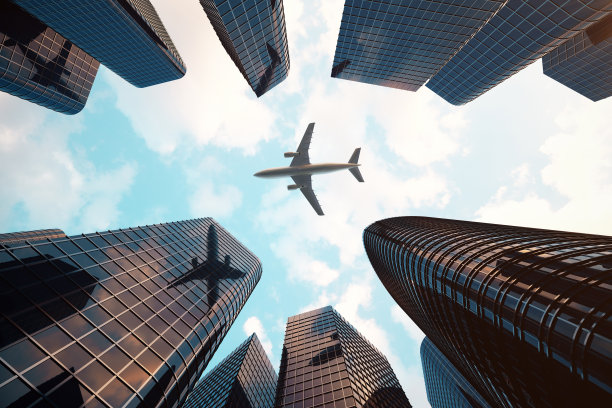 摩天大楼的低角度视图。日落时仰望摩天大楼的视角。在傍晚日落时，在商业区的现代摩天大楼的底部视图。商业理念的成功行业技术架构。图片下载