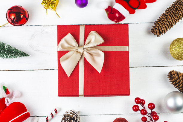 圣诞背景装饰和礼物盒上的木板图片下载