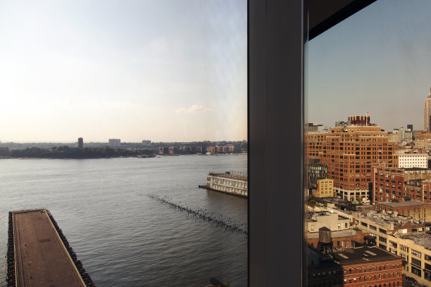 因为窗户的反射，纽约和新泽西在同一个画面里图片下载