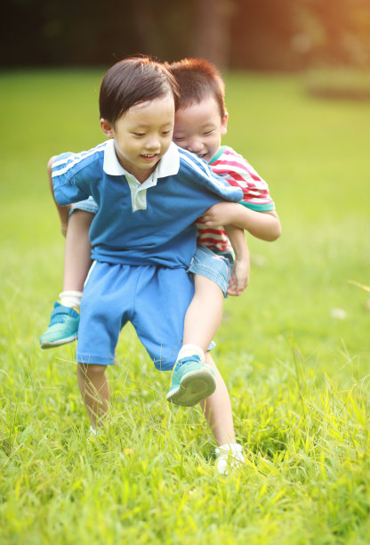 孩子们在公园里玩得很开心图片下载