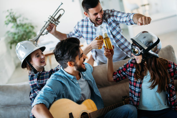 欢乐的朋友们聚在一起，演奏乐器图片下载