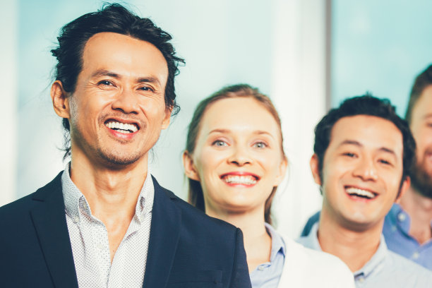 快乐的亚洲主管领导团队图片下载