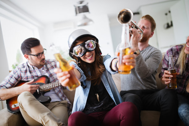 一群朋友在玩，聚会和喝酒图片下载