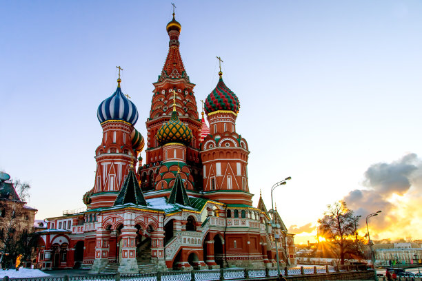 莫斯科冬天的早晨——红场上的圣巴西尔大教堂被冉冉升起的太阳照亮图片下载