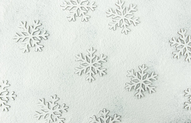 圣诞雪花剪影图案在雪白的背景与面粉粉。新年贺卡。海报模板。烘焙复制空间。创意图片图片下载