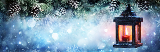 圣诞灯笼挂在冷杉枝在寒冷的夜晚素材图片