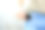 这名男子把智能手机放在牛仔裤口袋里。图片下载