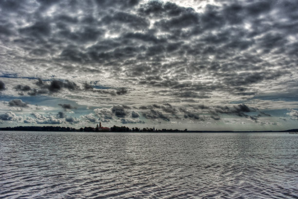 风景与历史上的俄罗斯东正教修道院Seliger湖，在俄罗斯西北部。修道院是在地平线(天际线)与天空和水面与波浪作为背景。图片下载