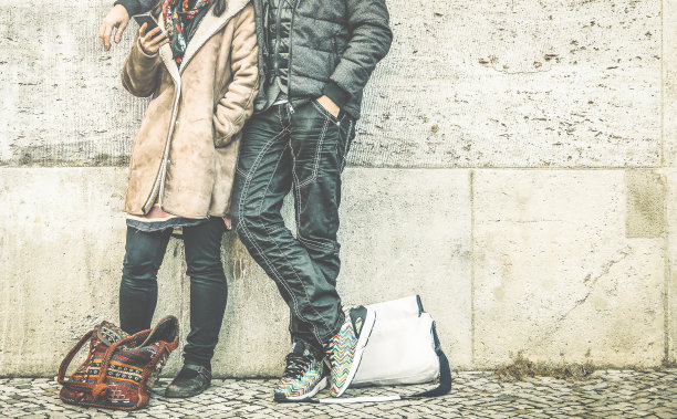 多种族夫妇在相互不感兴趣的阶段使用电话-现代关系分手概念总是联系的人-城市城市生活方式和日常生活关系-复古对比过滤器图片下载