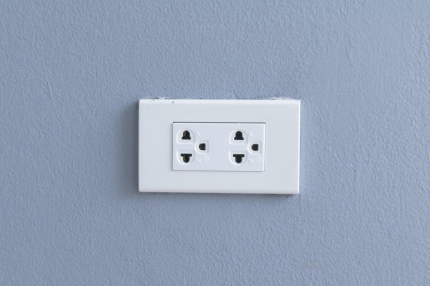 蓝色墙壁背景上的白色电源插头，白色插座内部，家庭内部电源插座，插座内部电源图片下载