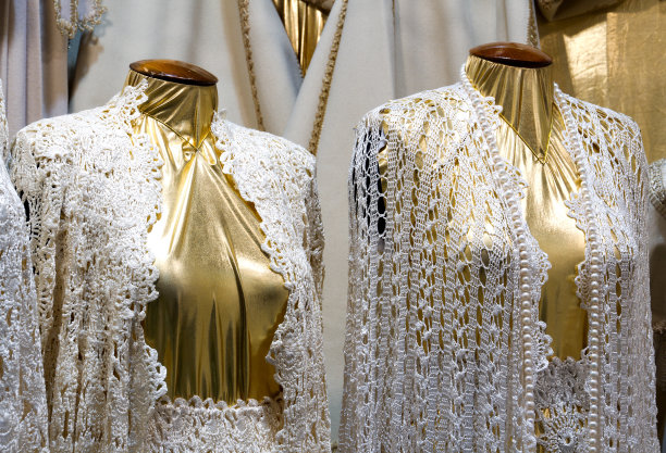 时装店里穿着流苏服装的时髦女性模特。图片下载