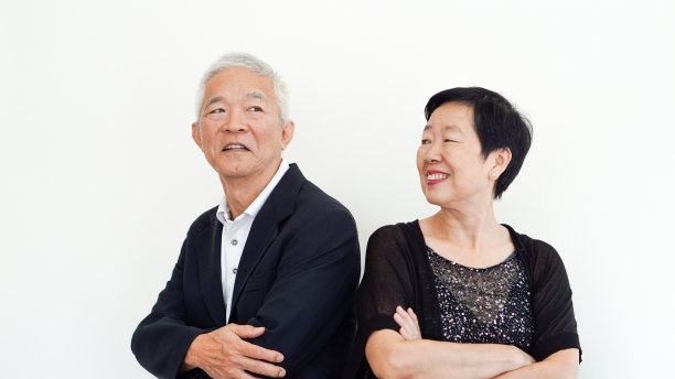 幸福亚洲资深夫妇，家族企业主合伙人合影图片下载