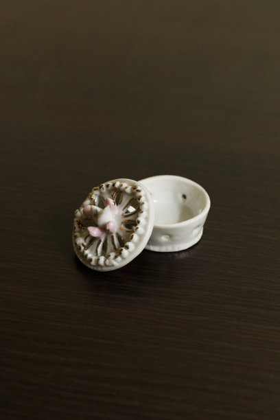 黑色表面上的瓷棺材图片下载