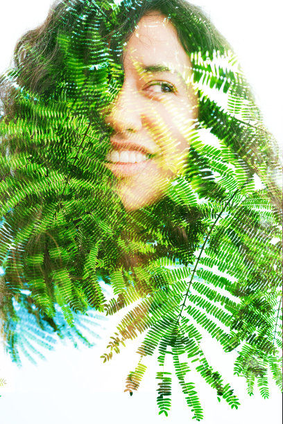 双重曝光一个年轻快乐的自然美和明亮闪亮的热带树叶”n图片下载