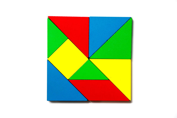 彩色的木材玩具拼图在几何方形在白色的背景图片下载