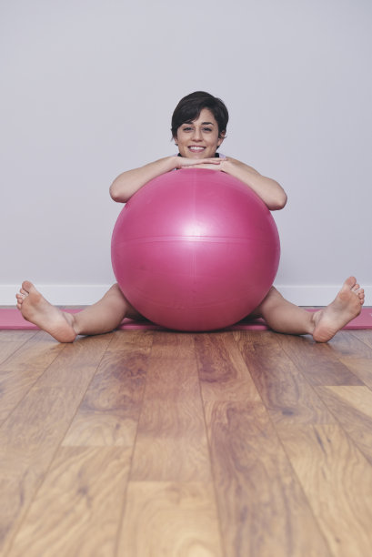 健身女孩与普拉提球图片下载