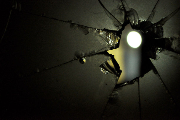 一栋建筑里一间废弃房间的破窗。图片下载