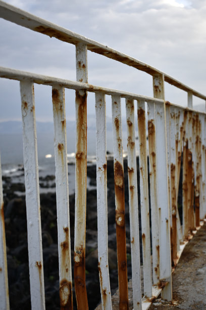 海滩边生锈的铁路图片下载
