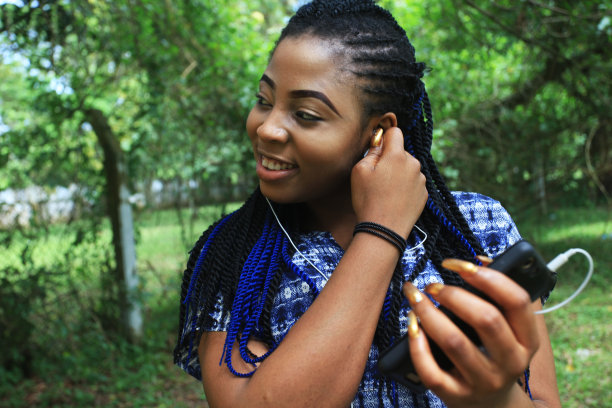 拿着水果的年轻女士图片下载