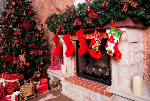 圣诞树下有许多装着圣诞礼物的盒子图片下载