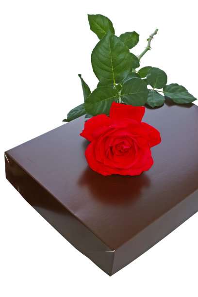 一盒巧克力上的玫瑰图片下载