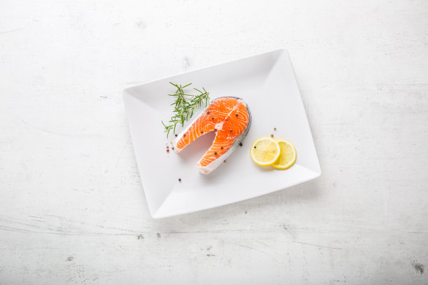白色混凝土板上的鲑鱼排图片下载