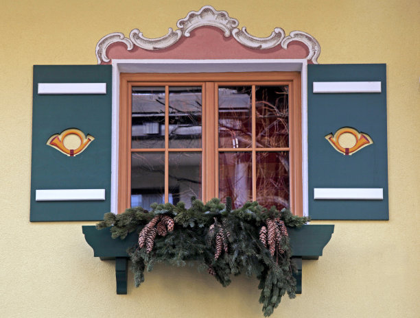 装饰有绿色百叶窗和冬季装饰的巴伐利亚窗图片下载