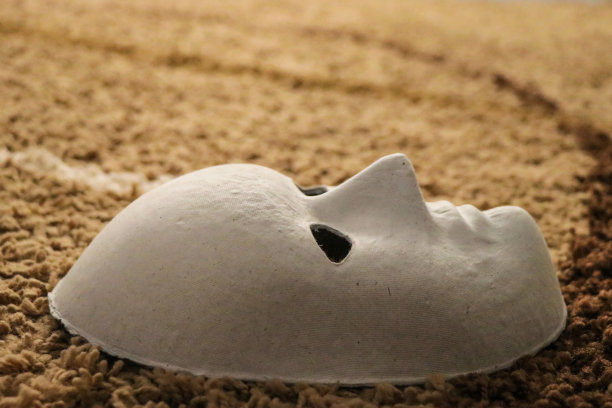 地毯上的纸人形面具图片下载