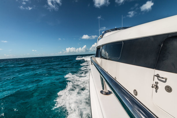 在巴哈马群岛乘坐豪华巨型游艇航行图片下载