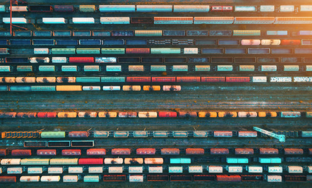 货运列车俯视图。从飞行的无人机鸟瞰图多彩的货运列车在火车站。铁路上装载货物的货车。重工业。工业概念场景与火车。图片下载