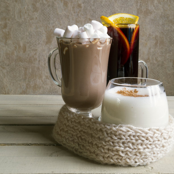 冬天温暖的饮料放在木桌上。图片下载