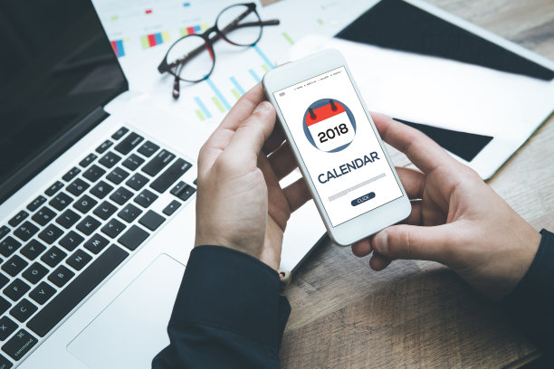 商人在智能手机上查看日历图片下载