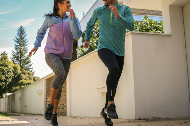 年轻的女人和男人跑在一起。图片下载