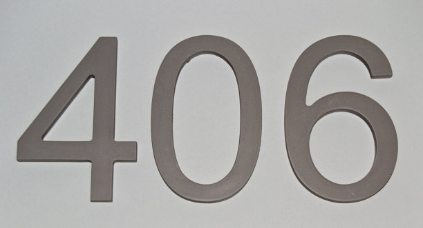 房子或酒店房间号码在清晰的灰色表面上，用于图形概念图片下载