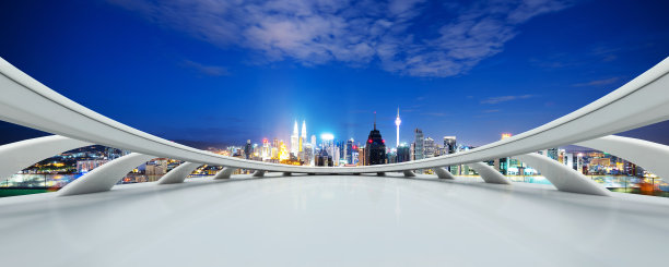 空旷大理石地面与现代城市暮光素材图片