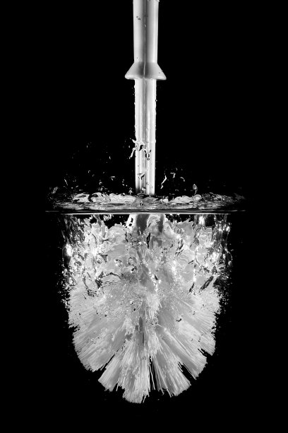 塑料马桶刷在水下，孤立的黑色背景图片下载