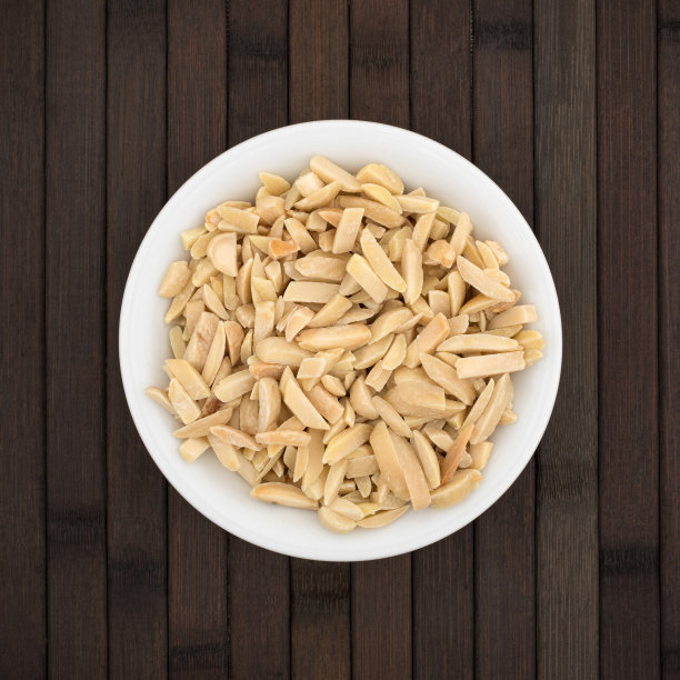 切碎的杏仁放在一个白色的小碗里图片下载