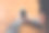 在木头背景下使用智能手机的男子，特写图片下载