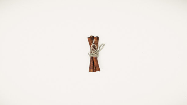 肉桂棒在白色背景。前视图。图片下载