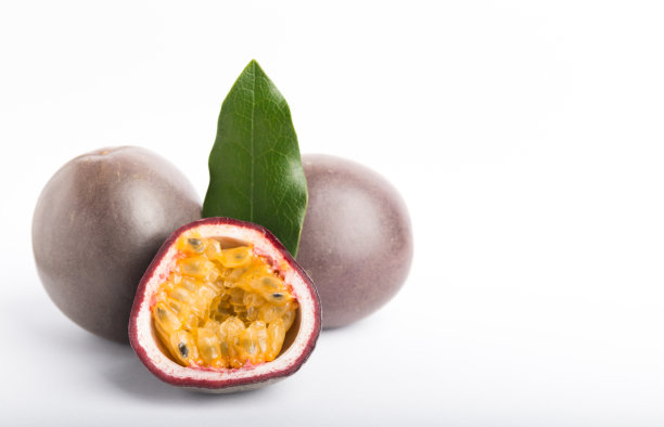 白底上孤立的百香果图片下载