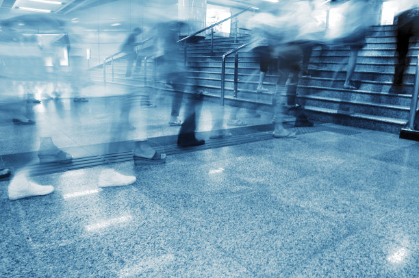 运动模糊了在高峰时间步行去地铁的通勤者。图片下载