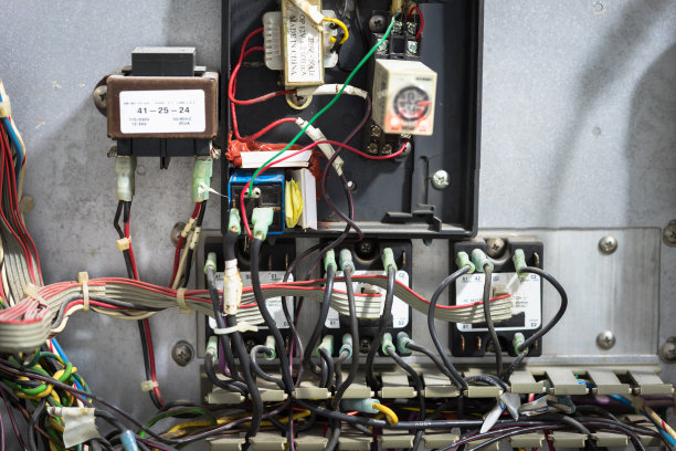 又旧又乱的电器面板图片下载